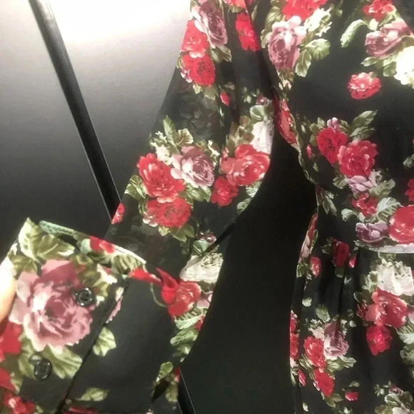 Re-Named Long Sleeve,Floral V-neck, lightweight,sheer, lined upper - Picture 3 of 15